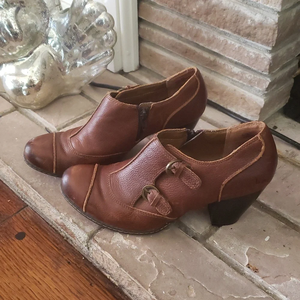 BØC Brown Leather Two Buckle Booties Size 8.5